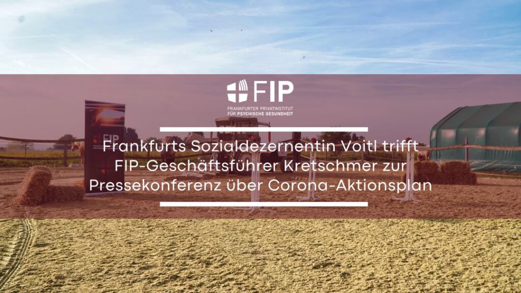 Titel: Frankfurts Sozialdezernentin Voitl trifft FIP-Geschäftsführer Kretschmer zur Pressekonferenz über Corona-Aktionsplan. Im Hintergrund: Pferdekoppel, Himmel, Pferde, Tische, Traktor