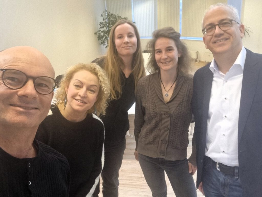 Gruppenfoto mit (von links nach rechts): Olaf Kretschmer, Martina Feldmayer, Gianna Krause, Valentina Durasek-Fleschner und Tarek Al-Wazir