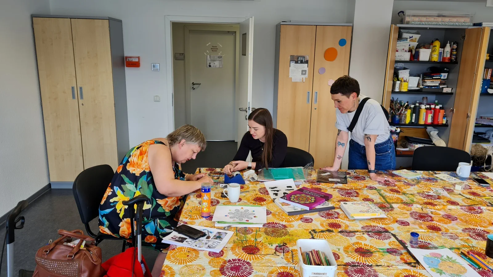 Menschen in der Kreativwerkstatt