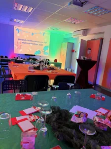 Ansicht des für die Weihnachtsfeier vorbereiteten Raums