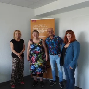 Gruppenbild mit Politikerin und Klientin